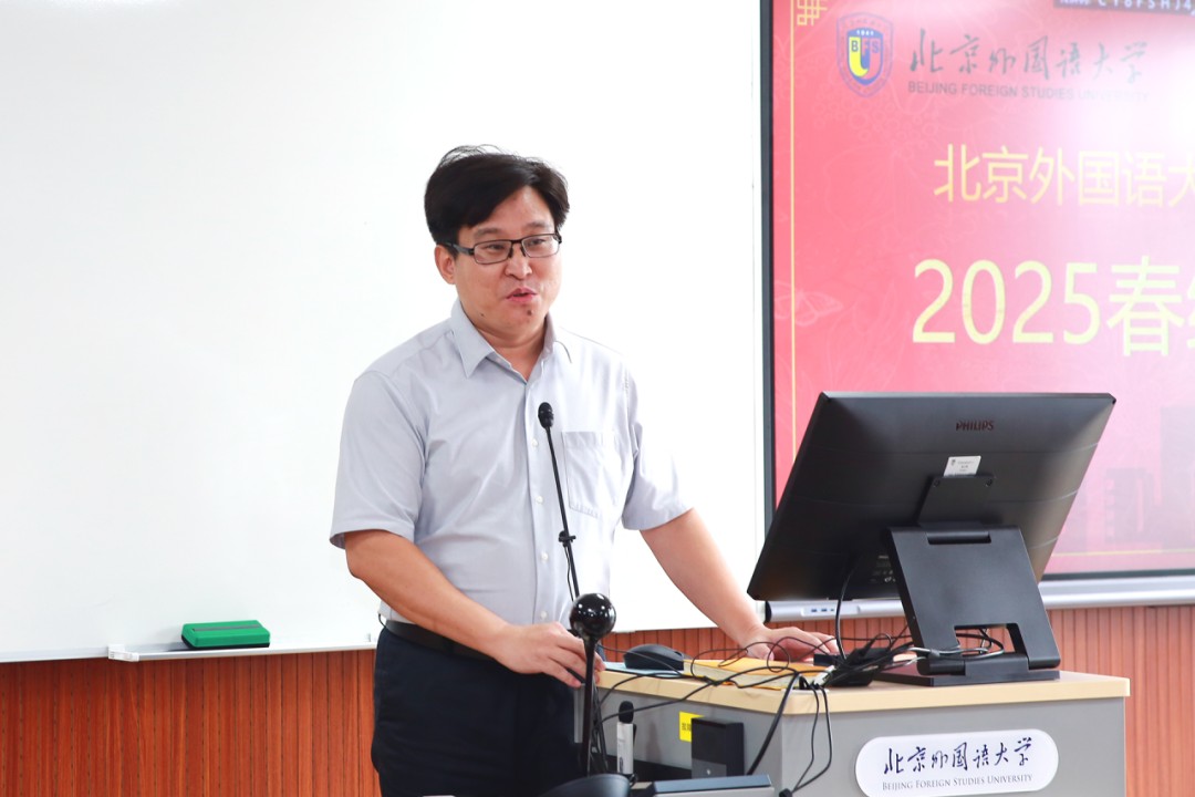 网络教育学院副院长陈贵龙主持典礼